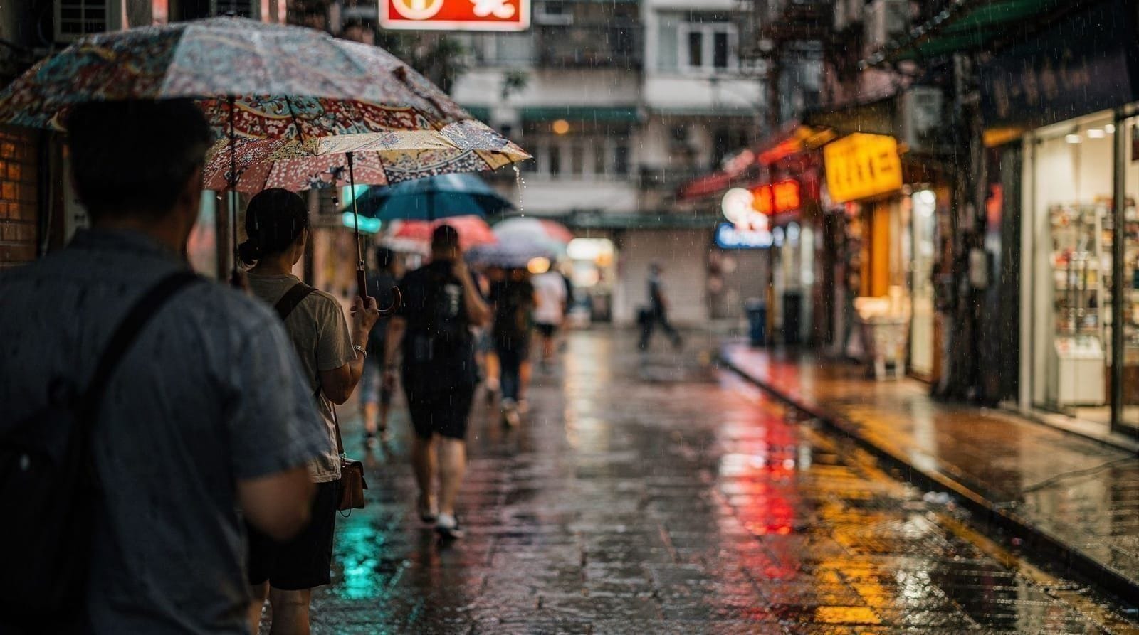 Sobreviver à época das chuvas em Hong Kong — o que fazer quando chove muito — Como lidar com a época húmida de Hong Kong e os tufões — opções cobertas, o sist
