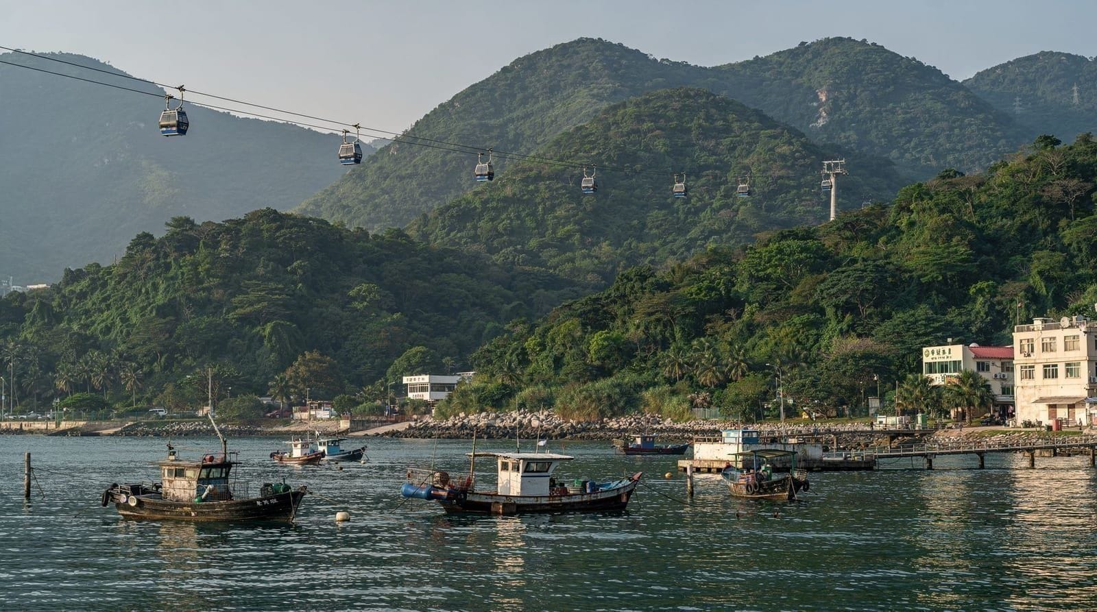 Lantau Island — Big Buddha, Tai O, trilhas de caminhada e praias, Hong Kong and surroundings