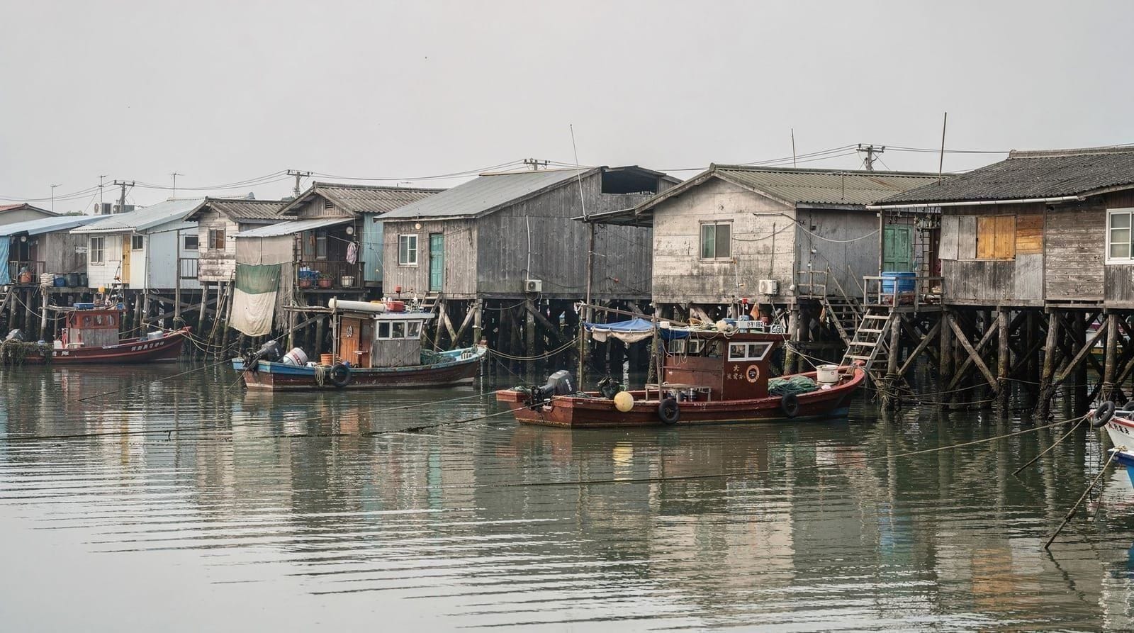 Tai O — a aldeia piscatória de palafitas de Lantau e a costa dos Golfinhos Cor-de-Rosa, Hong Kong and surroundings