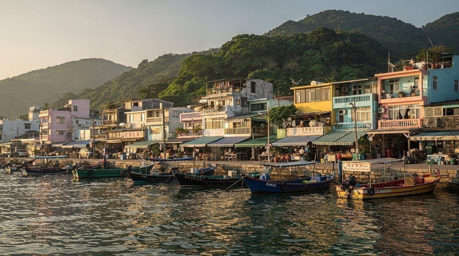 Guia da Ilha de Lamma — caminhadas, marisco e a vida na ilha sem carros de Hong Kong — Ilha de Lamma a partir de Hong Kong: balsas a partir de Central (HKD 22-38), a c