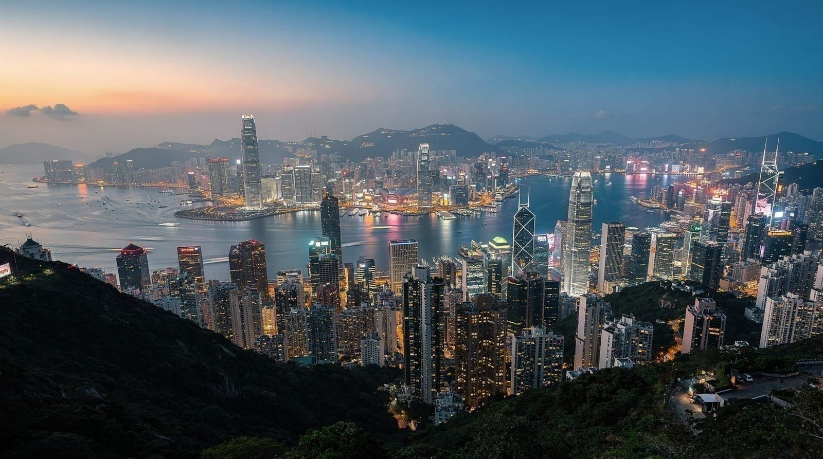 Skyline de Hong Kong — Victoria Harbour e Kowloon iluminados à noite