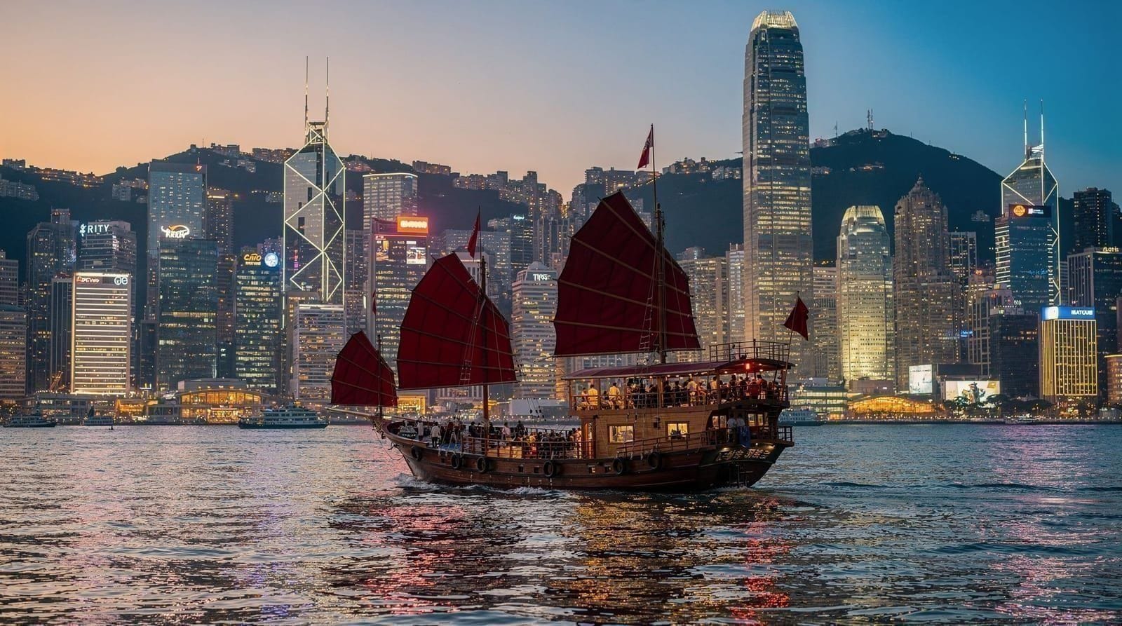 Hong Kong: Victoria Harbor night cruise Symphony of Lights unlimited drinks