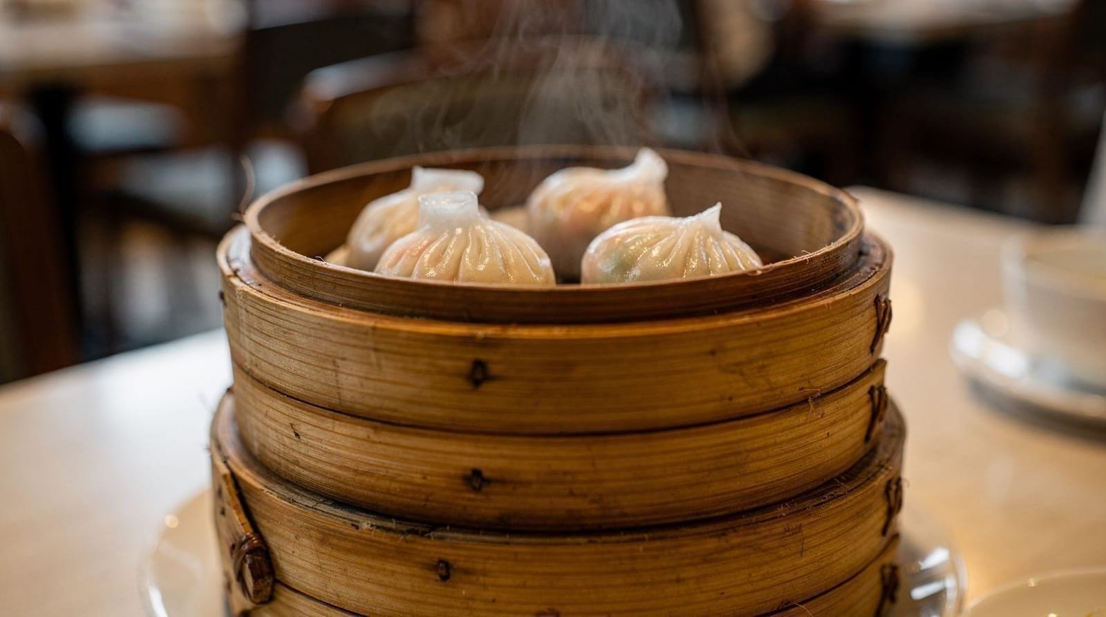 Hong Kong: Day tour priority Peak Tram city walk and dim sum
