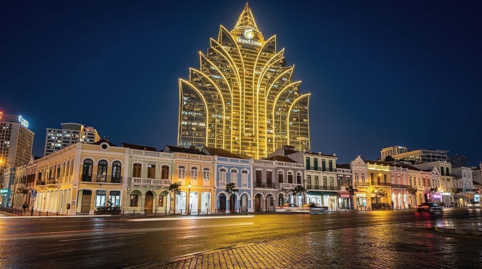 Hong Kong: Macau UNESCO day bus tour with casino visit and buffet lunch